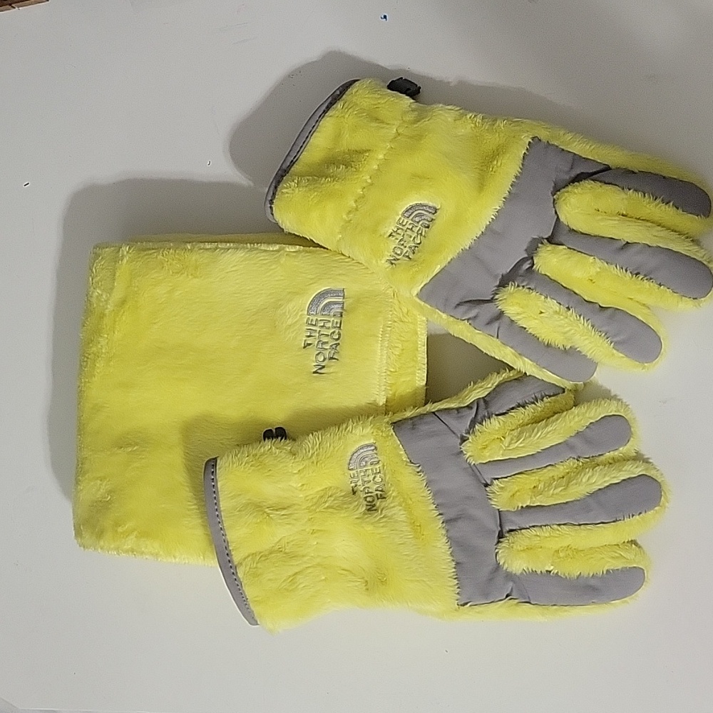 Like new Girls North Face scarf and gloves
